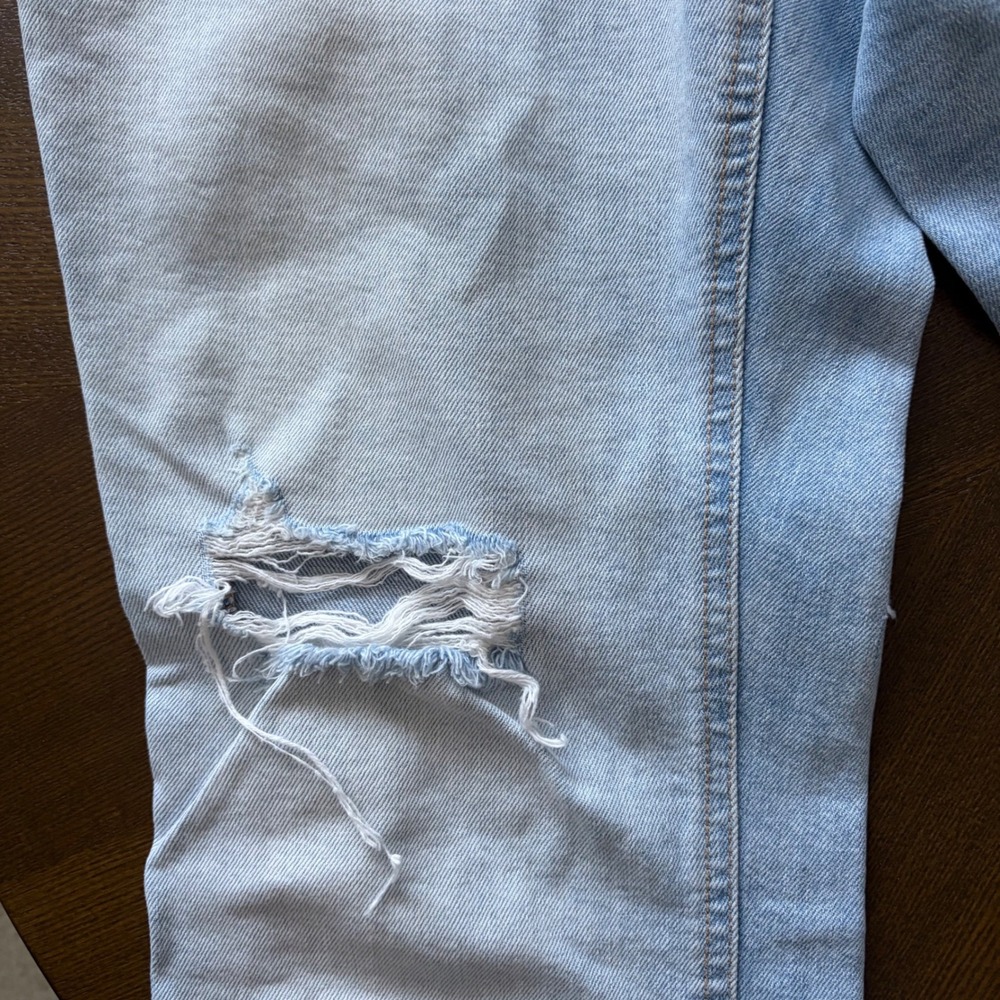 EXPRESS Curvy Mom Jeans Light Wash Distressed Frayed Hem Size 4 - Picture 8 of 10
